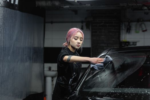 专业技师正在为汽车漆面均匀涂抹车蜡