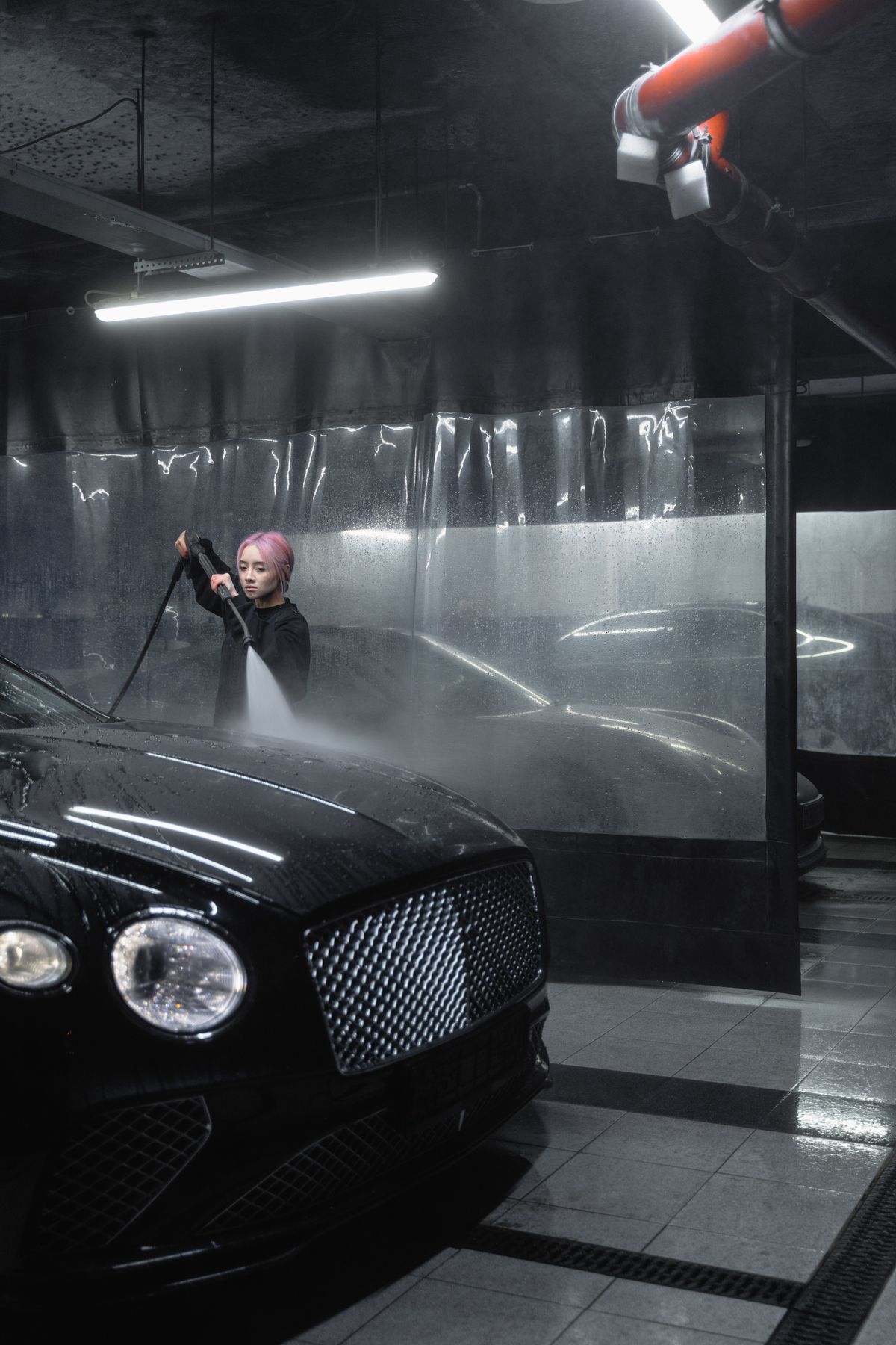 Voiture nettoyée au nettoyeur haute pression dans un garage