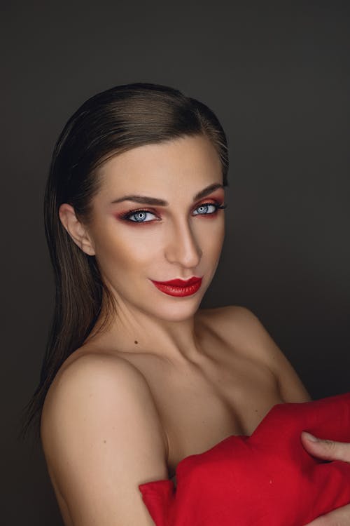 Foto profissional grátis de batom vermelho, modelo, mulher bonita