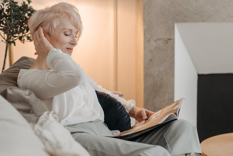 Sn Elderly Woman Looking At A Magazine