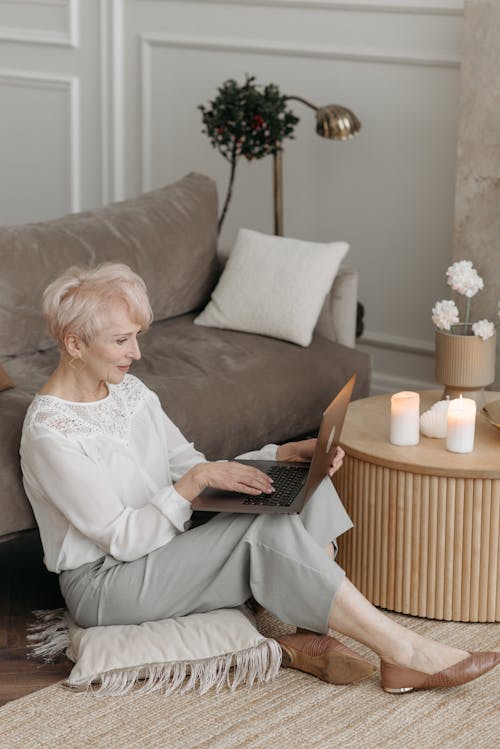 Free A Short Haired Woman Using a Laptop Stock Photo