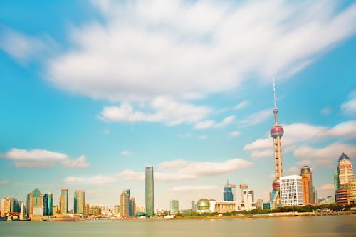 Pearl Tower Cerca Del Cuerpo De Agua Bajo Las Nubes Foto Tomada