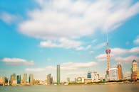 上海现代天际线的壮丽景色，包括标志性的东方明珠塔和海滨