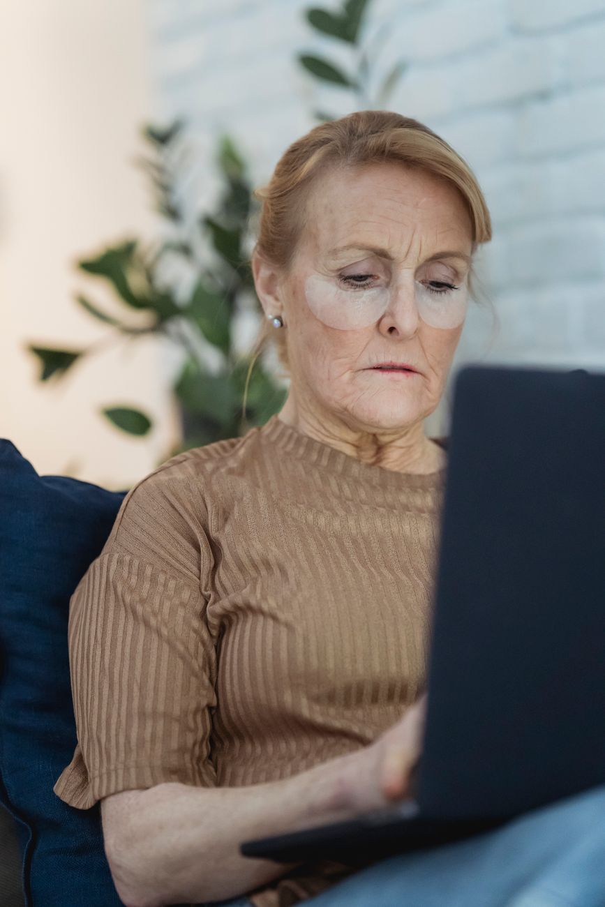 Blue Light Protection: How Screen Time Accelerates Skin Aging and Disrupts Sleep