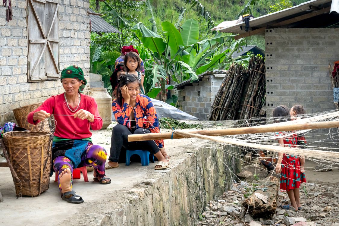 Personas Rurales People in front of a House in a Rural Area · Free Stock Photo