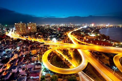 binalar, çevre yolu, gece içeren Ücretsiz stok fotoğraf