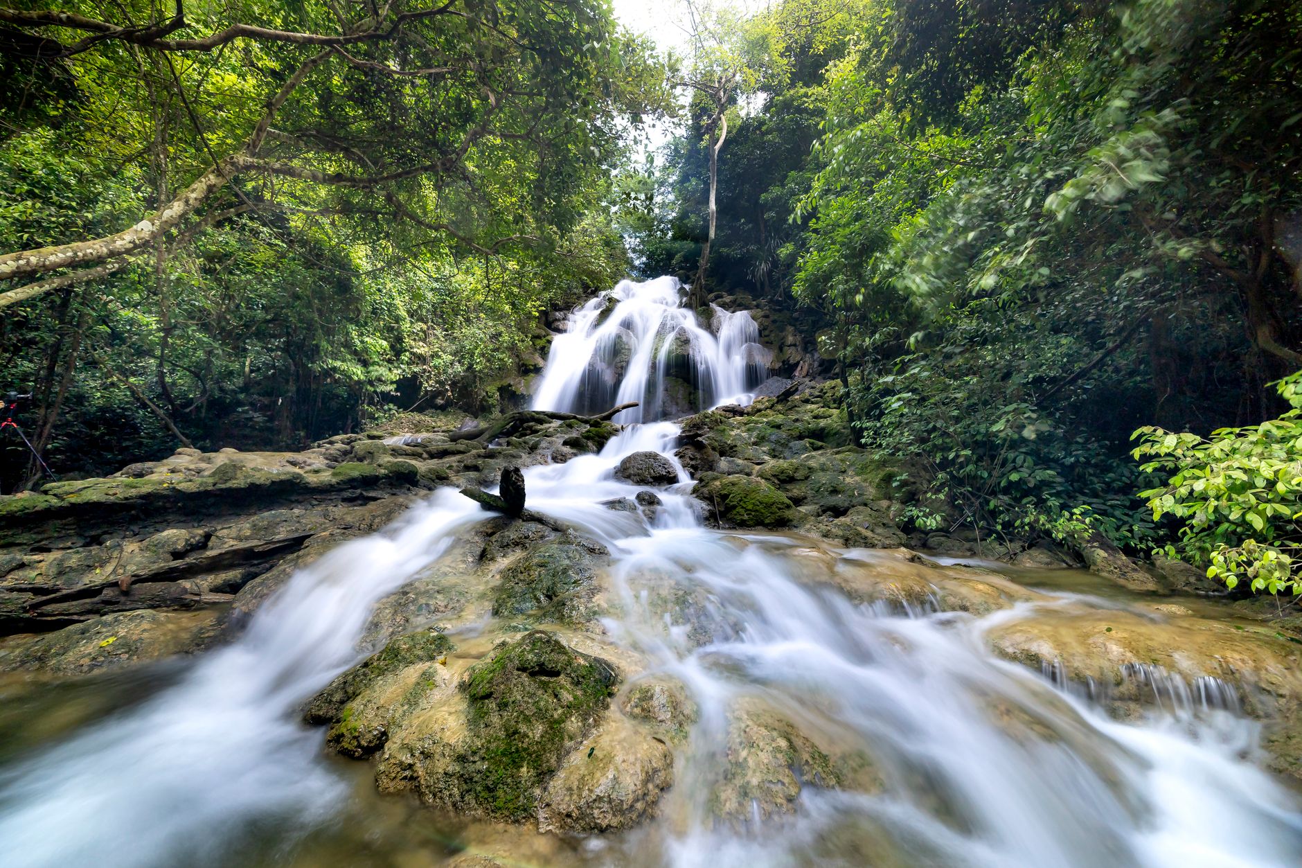 Air Terjun Lapopu Sumba Barat: Permata Tersembunyi yang Wajib Dikunjungi