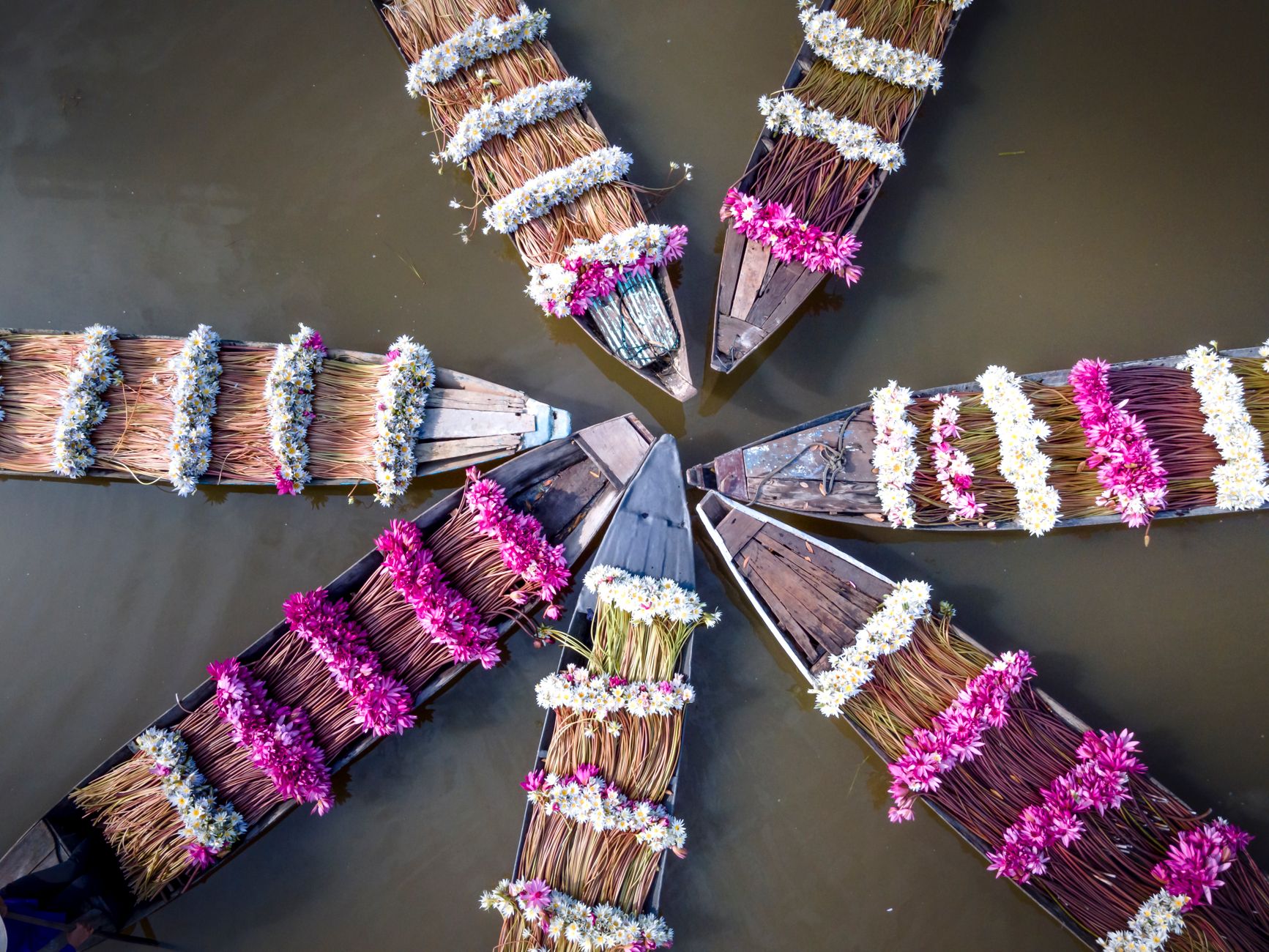 깨끗한 물의 시작: 정수기 설치, 스스로 혹은 전문가와 함께하는 방법 4 Intricate pattern formed by boats adorned with colorful flowers on water.