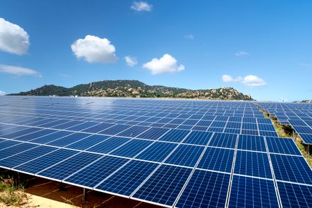 Instala placas solares en tu negocio y ahorra energía