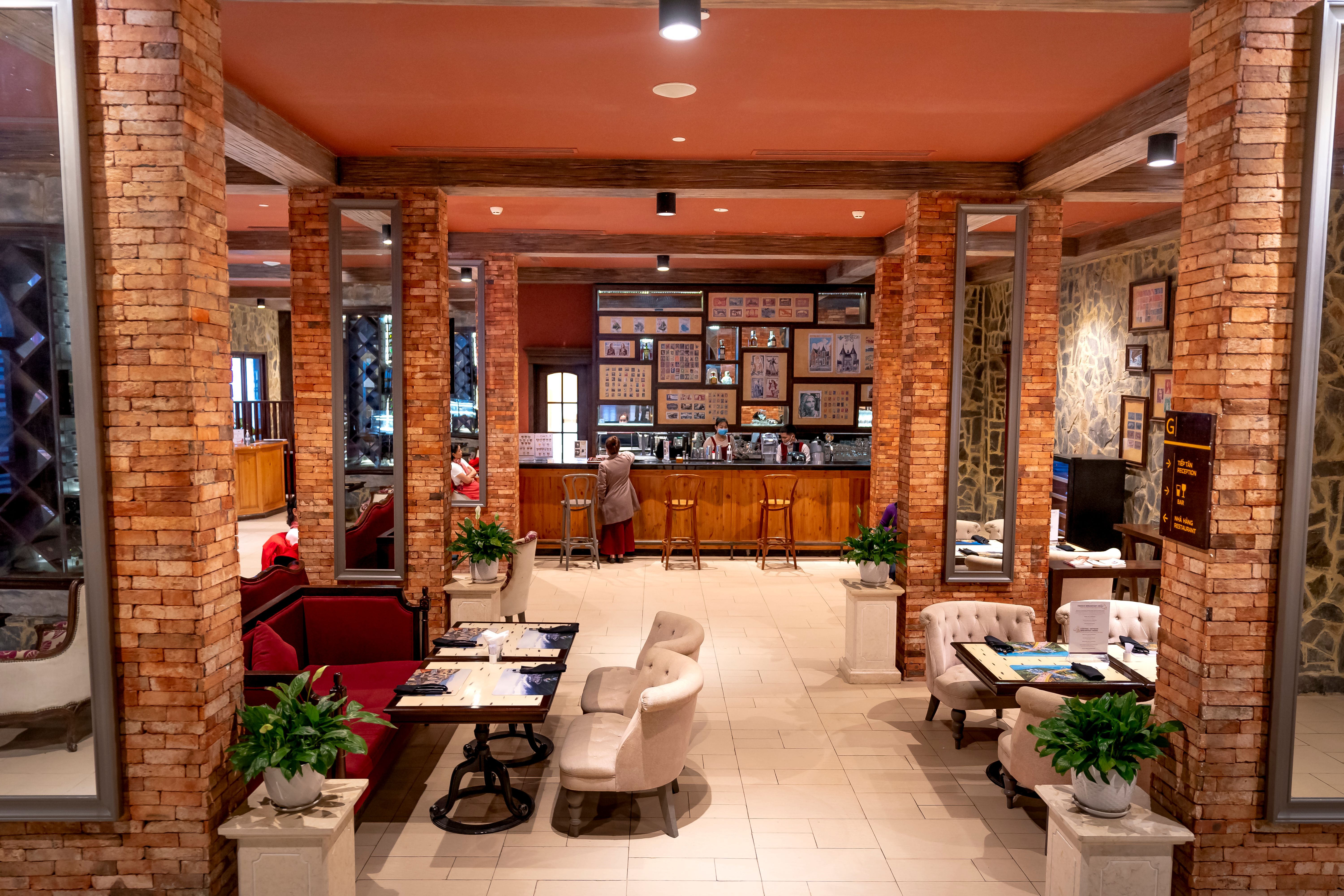 Salón de reuniones con mesa de trabajo y sillas ergonómicas