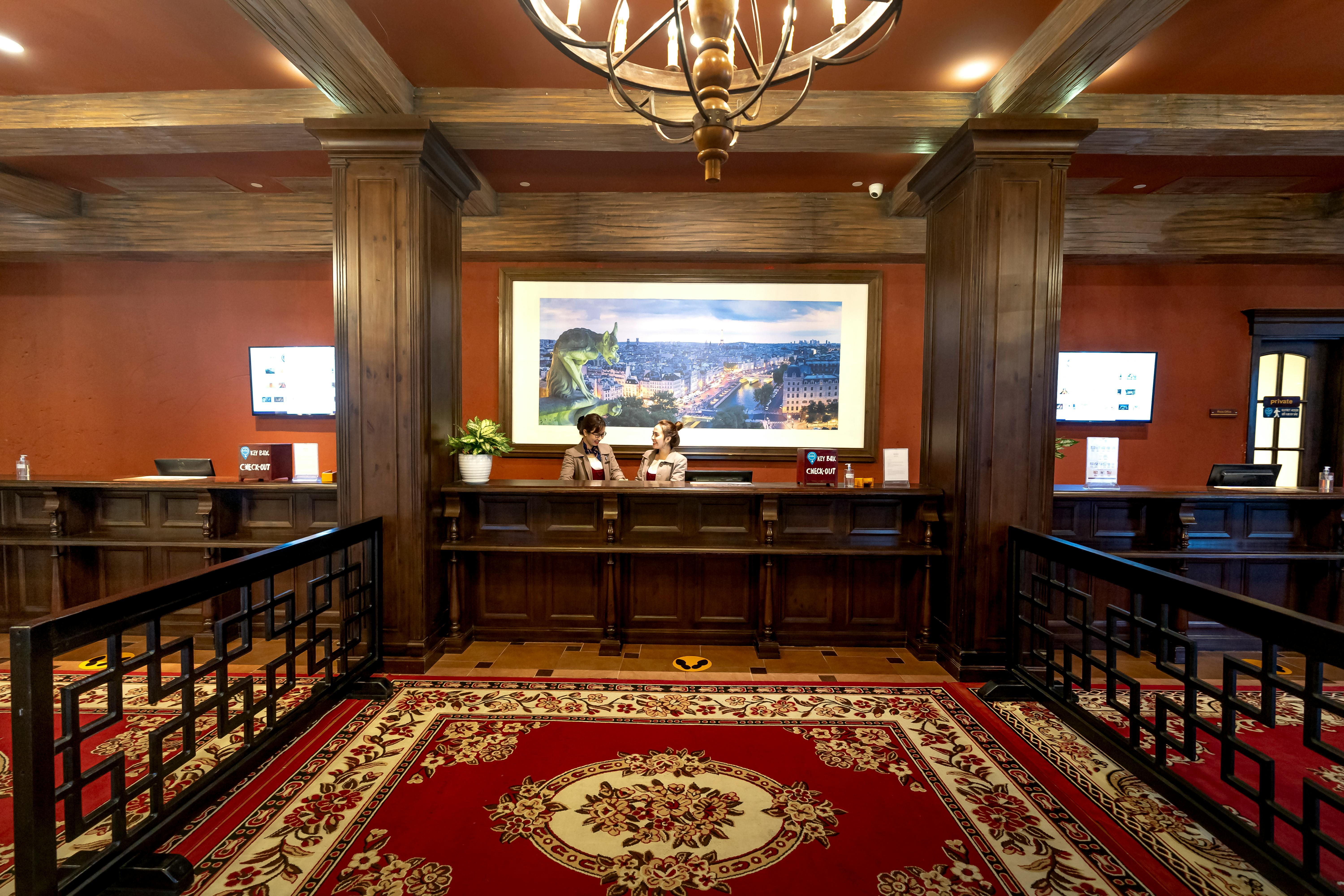 サイドプランクエクササイズを行う女性