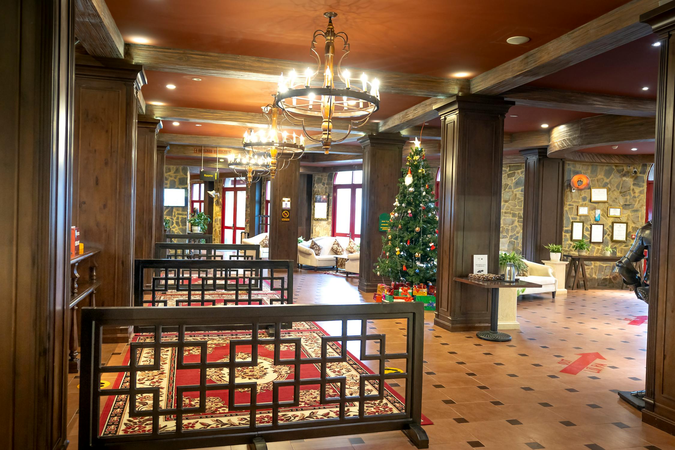 Personne effectuant une planche parfaite