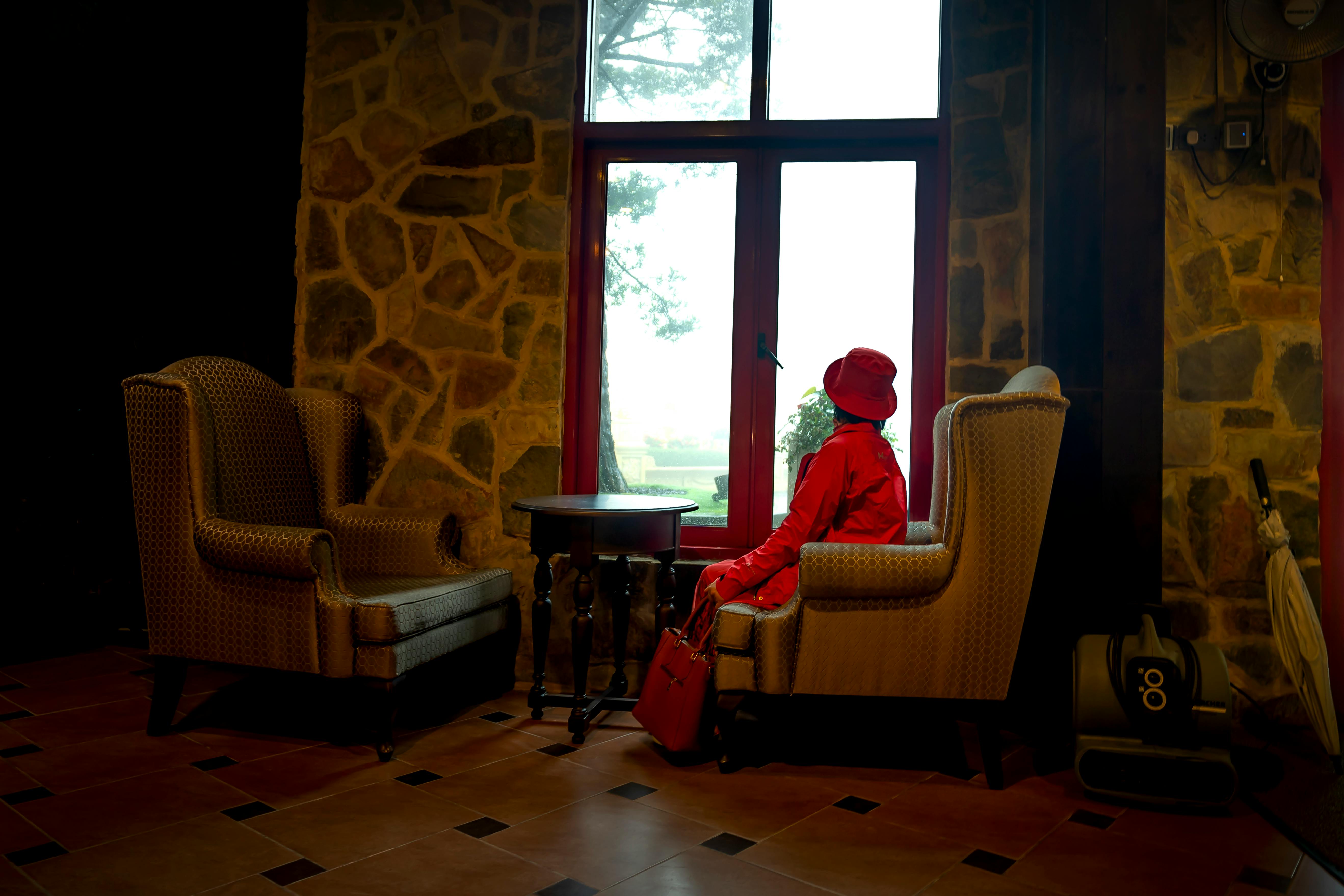 Pessoa usando um aplicativo de rastreamento de alimentos no smartphone