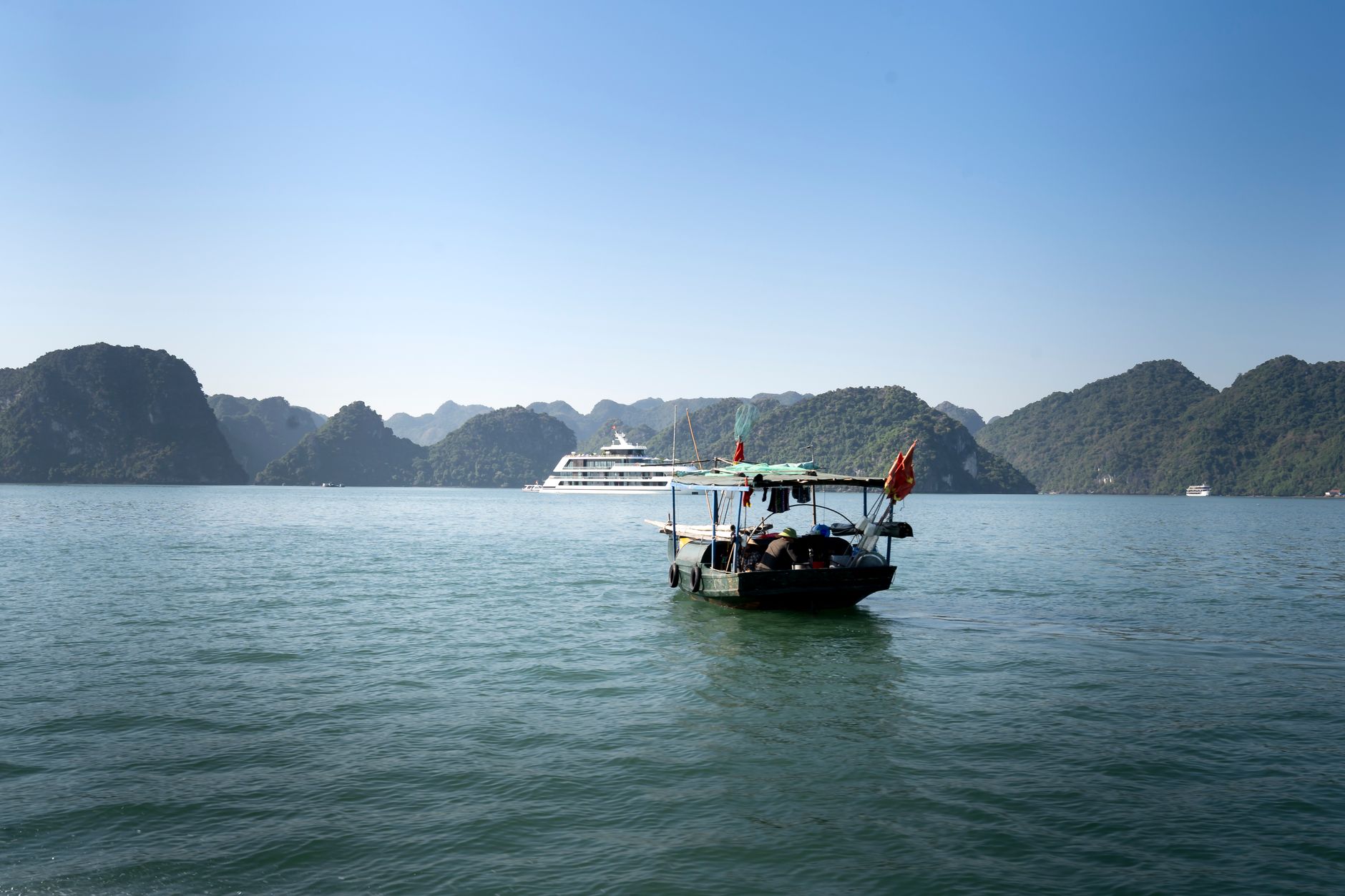 Chiếc thuyền truyền thống trên Vịnh Hạ Long cùng những hòn đảo tuyệt đẹp ở Việt Nam.