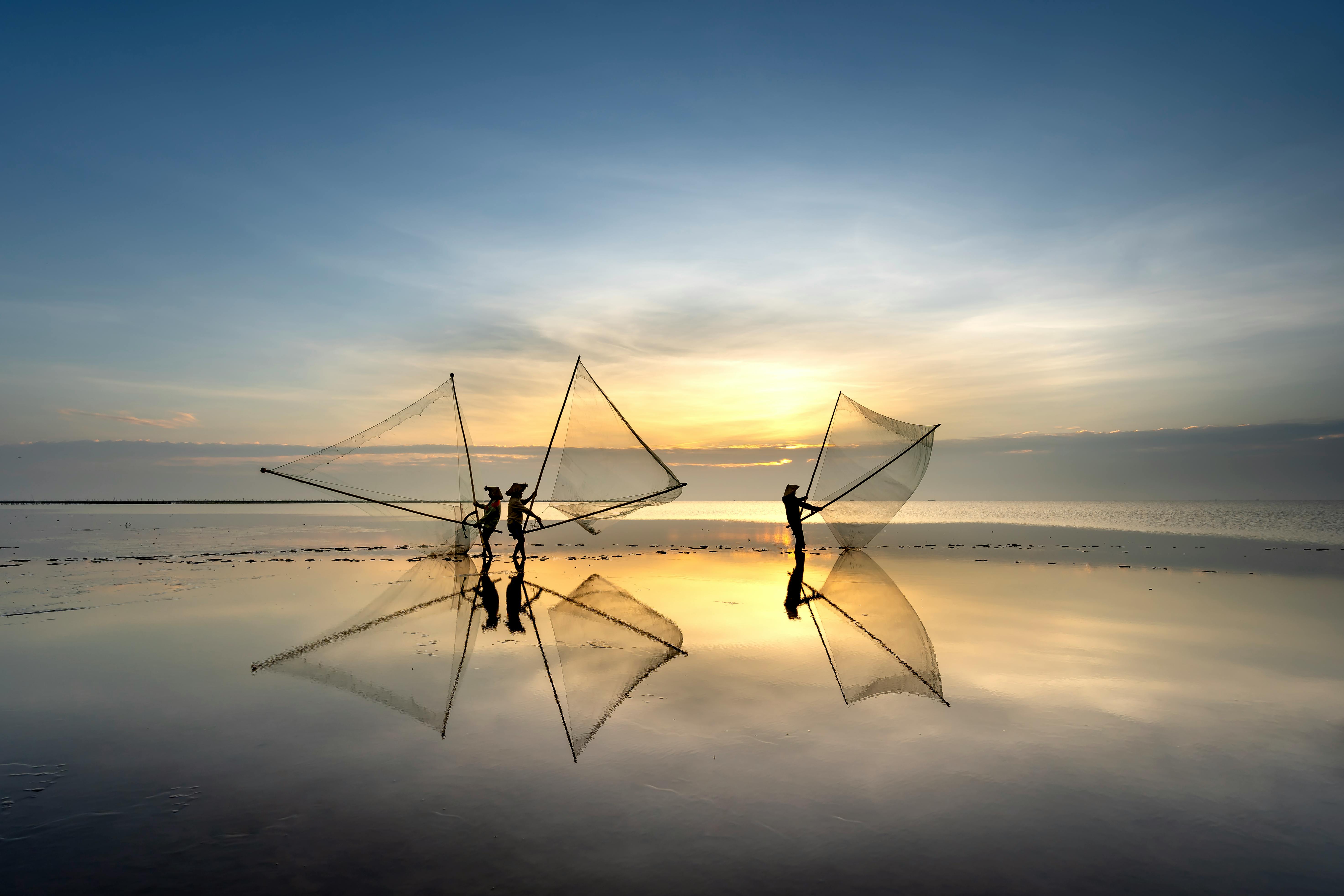 Premium Photo  Two fishermen casting a nets on fishing poles on beautiful  sunrise traditional fishermen prepare the fishing net local people call it  is day hang khoi fisheries and everyday life