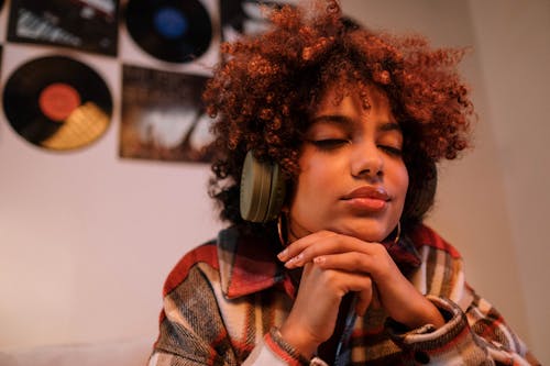 听音乐, 女人, 捲髮 的 免费素材图片