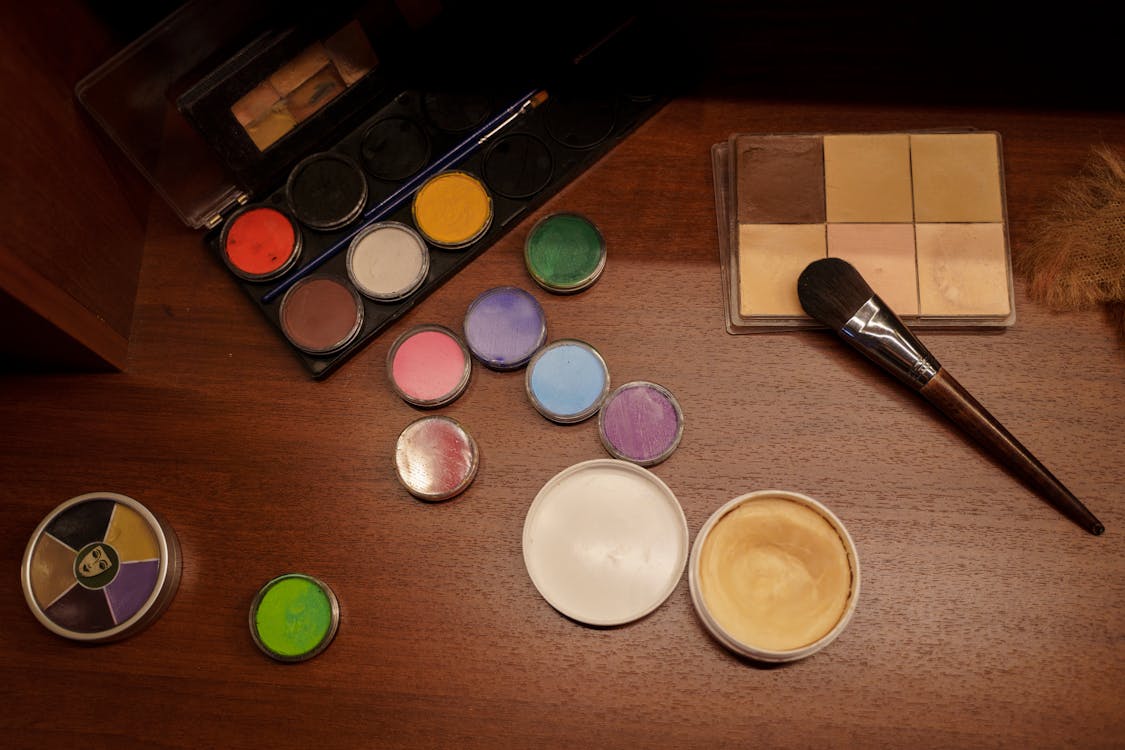 Assorted Color Round Makeup Kit Free