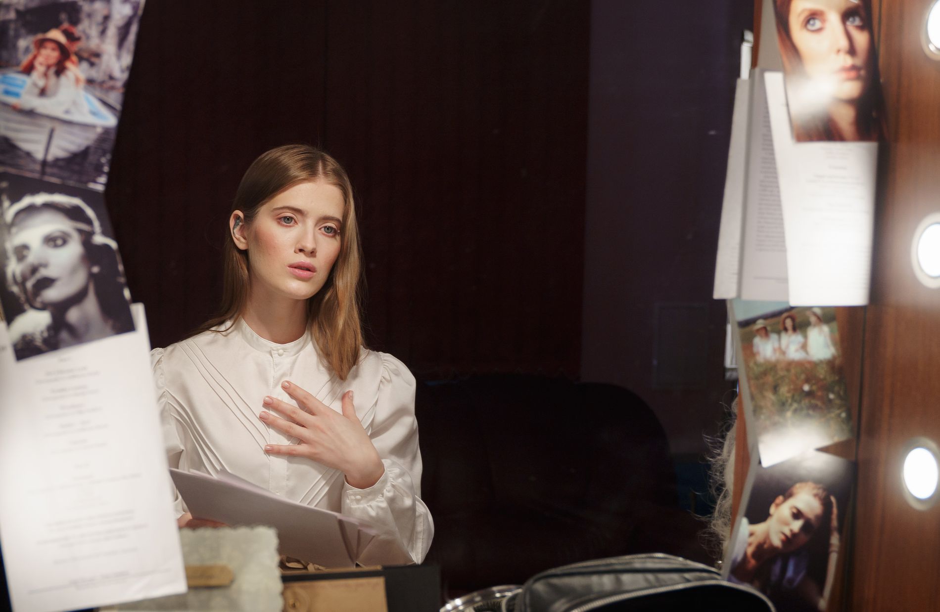 Com&eacute;dienne lisant son script devant un miroir de loge &eacute;clair&eacute;