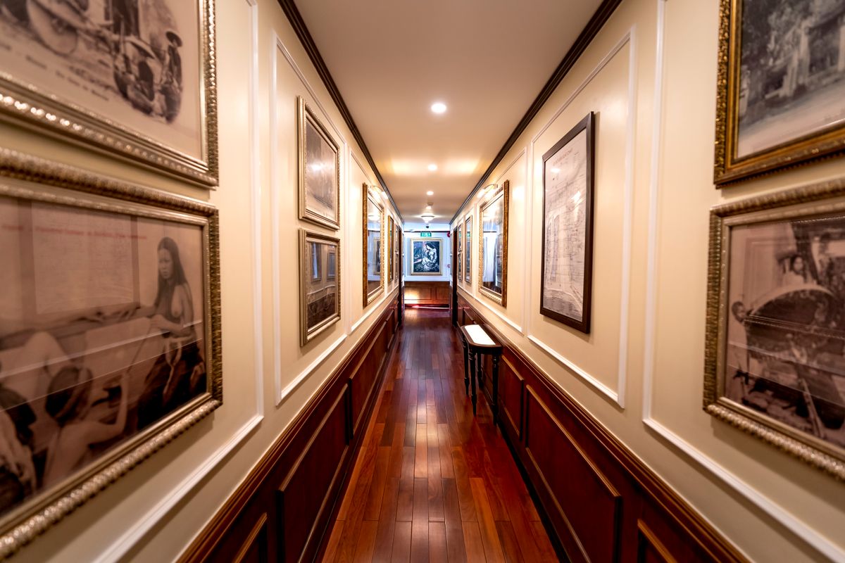 Pasillo interior elegante con cuadros y detalles clásicos
