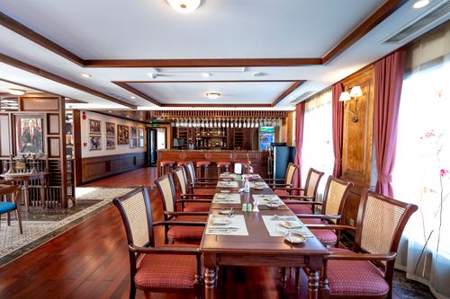 Free Spacious rustic restaurant interior with wooden furniture and classic decor ready for diners. Stock Photo