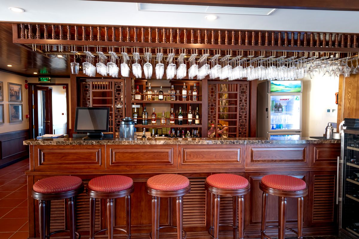 Bar de mahon cu pahare suspendate si raft de sticle