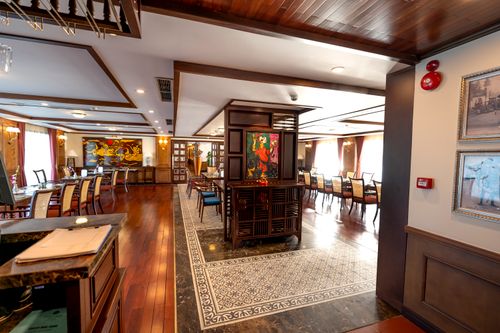 Free Luxurious hotel restaurant with elegant decor and wooden flooring. Stock Photo