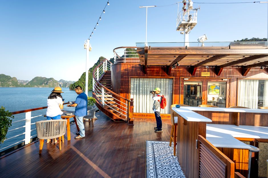 Ha Long-öböl hajókirándulás: tippek magyar utazóknak – Ha Long Bay luxury cruise ship deck sunset