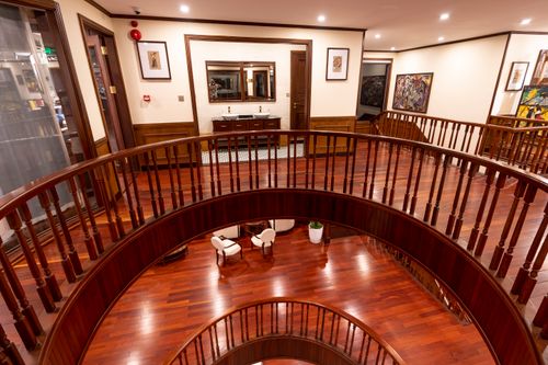 Free Elegant hotel interior showcasing wooden railings and luxury design. Perfect for upscale hospitality. Stock Photo