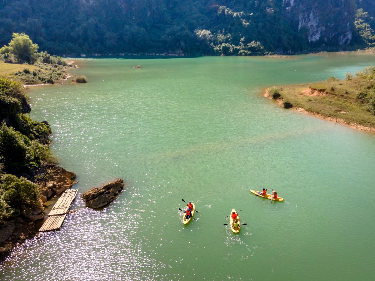 Kajakfahrer paddeln über das türkisfarbene Wasser des Sees