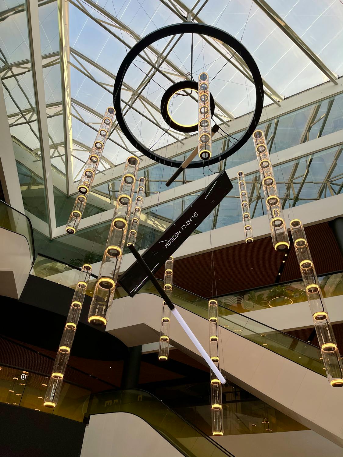 Personne faisant l'exercice du Dead Bug sur un tapis de yoga