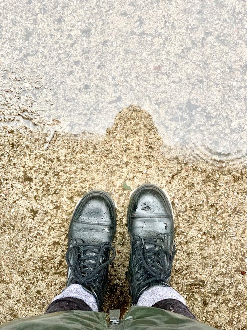 검은 가죽 신발, 모래, 물의 무료 스톡 사진
