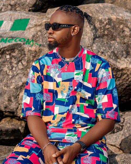 Gratis lagerfoto af afrikansk mand, ansigtsbehåring, farverig skjorte