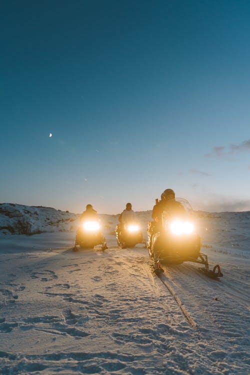 Δωρεάν στοκ φωτογραφιών με snowmobile, Άνθρωποι, γαλάζιος ουρανός