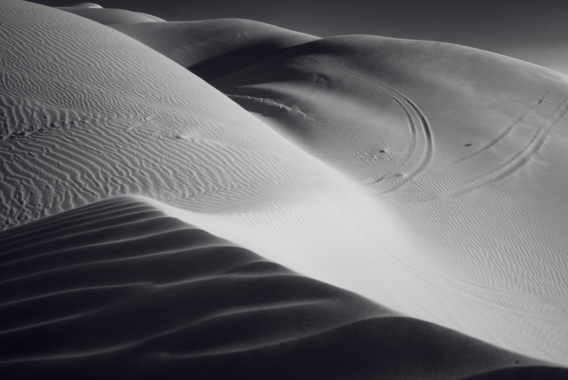 무료 모래, 모래 언덕, 블랙 앤 화이트의 무료 스톡 사진