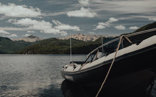 Foto profissional grátis de água, ancorado, barco