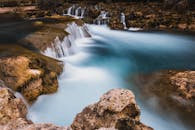 长时间曝光下，岩石地形上的小瀑布显得格外美丽，展现了大自然的宁静