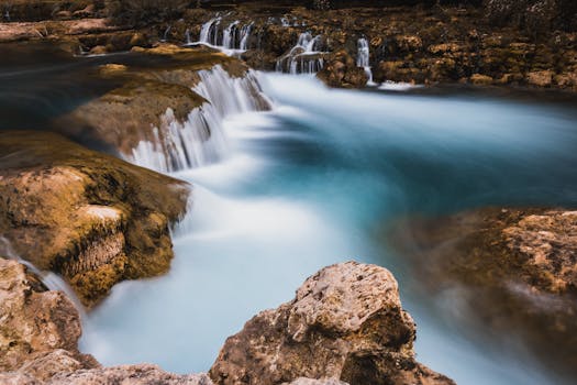 长时间曝光下，岩石地形上的小瀑布显得格外美丽，展现了大自然的宁静
