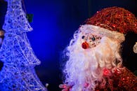 发光的圣诞老人装饰、生动的灯光和节日的色彩为圣诞节庆祝活动增添了气氛