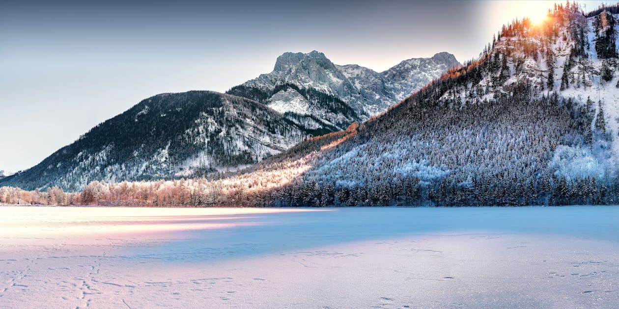 Montaña Cubierta De Nieve