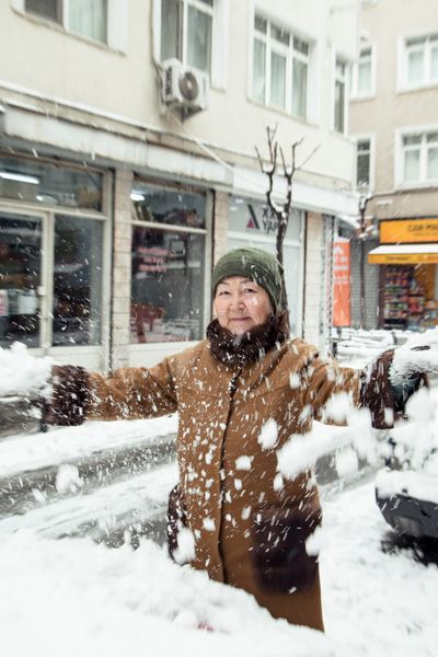 Расклад карт Таро на столе со свечами