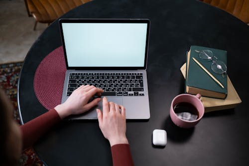 Free A Person using Laptop Stock Photo