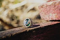 特写镜头捕捉传统阿拉伯戒指，优雅的书法与质朴的木板相得益彰