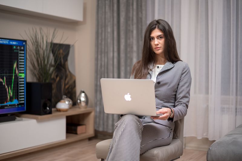 Beginner investor using apps like Fundrise and M1 Finance to build passive income