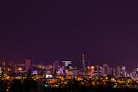 夜间城市的天际线上，独特的灯光勾勒出摩天大楼的轮廓，营造出充满活力的城市景观