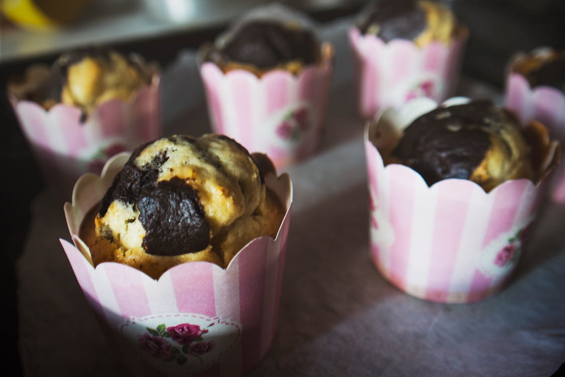 Fotografía De Enfoque Selectivo De Muffins Con Chispas De Chocolate