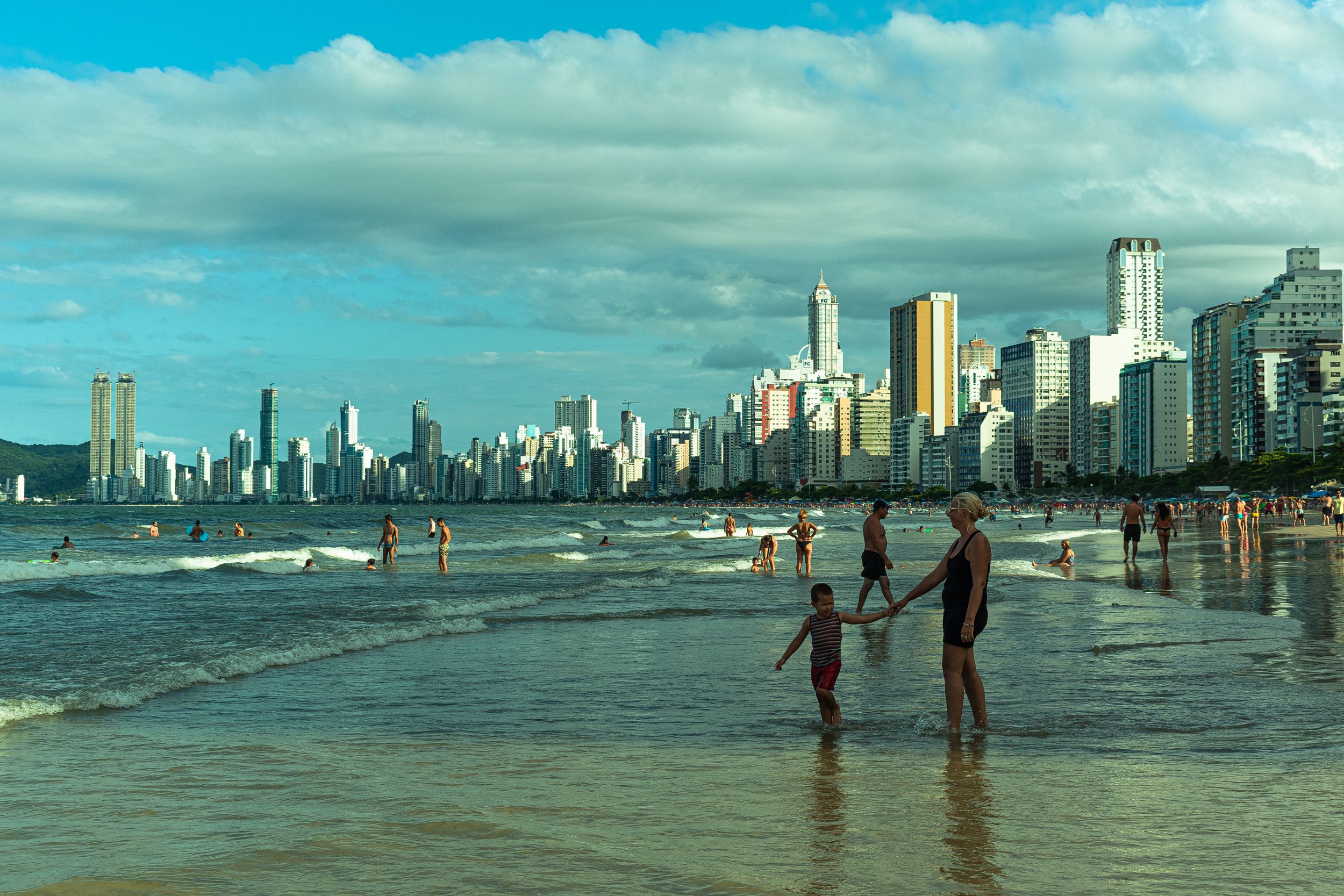 Family beach with calm water and playground in Bombinhas.
