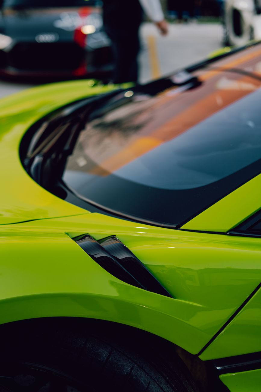 Lebendige Automobil-Aufnahme mit Auto & Neon