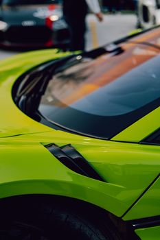 Lebendige Automobil-Aufnahme mit Auto & Neon