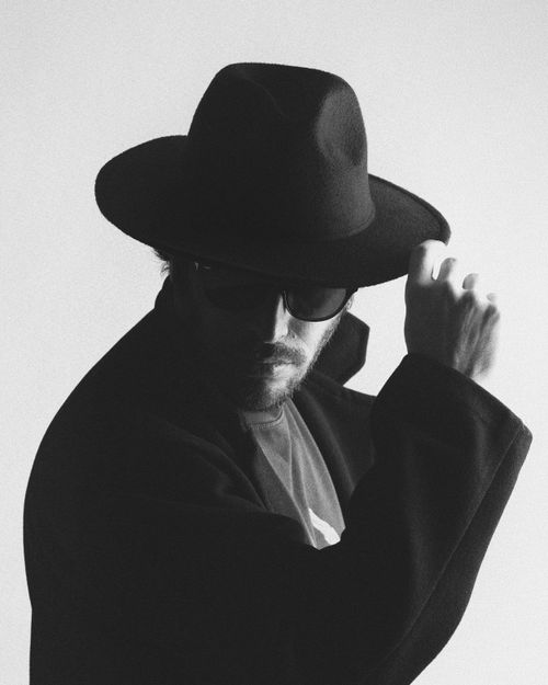 Free Black and white portrait of a man in a fedora hat and sunglasses, striking a pose. Stock Photo