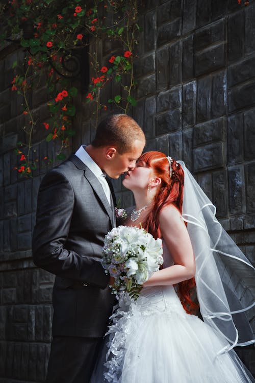 Free Bride and Groom Kissing  Stock Photo